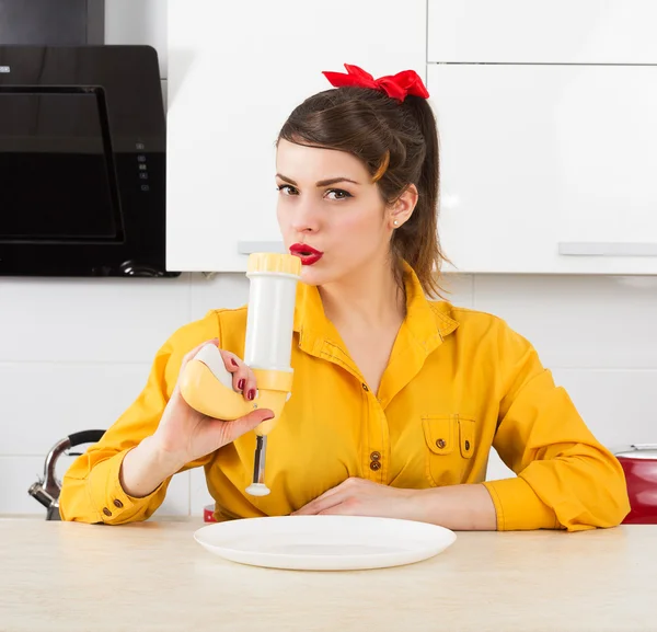 Stylish pin-up housewife — Stock Photo, Image