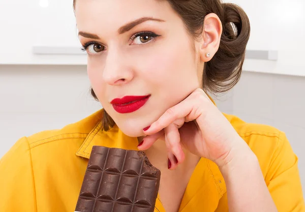 Mulher bonita com barra de chocolate — Fotografia de Stock