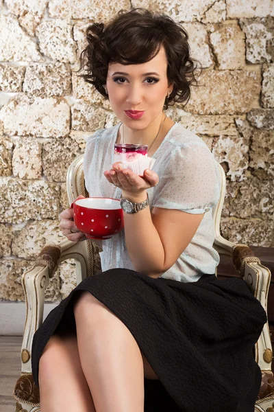 Schöne Frau trinkt Tee — Stockfoto