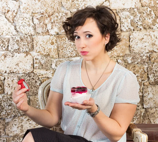 Bella donna con una torta — Foto Stock