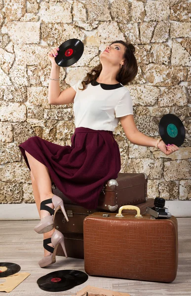Красивая девушка со старинными виниловыми пластинками — стоковое фото
