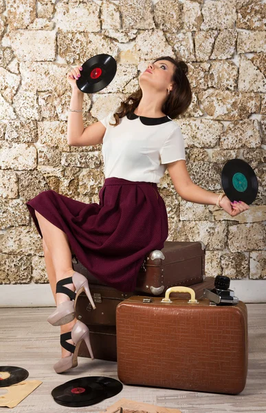 Schöne Mädchen mit Vinyl-Schallplatten — Stockfoto