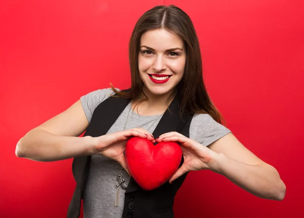 Krásná žena s červeným srdcem — Stock fotografie