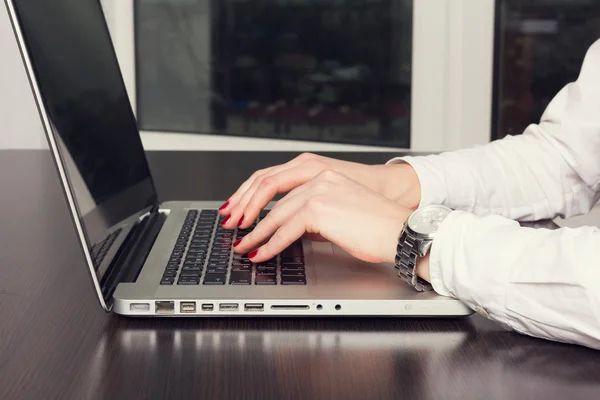 Lavorare al computer portatile — Foto Stock