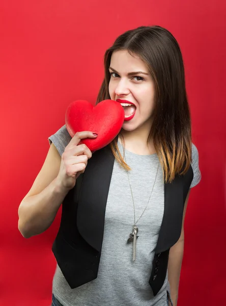 Hermosa mujer con corazón rojo —  Fotos de Stock