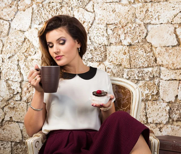 Schöne Frau mit einer Tasse Tee — Stockfoto