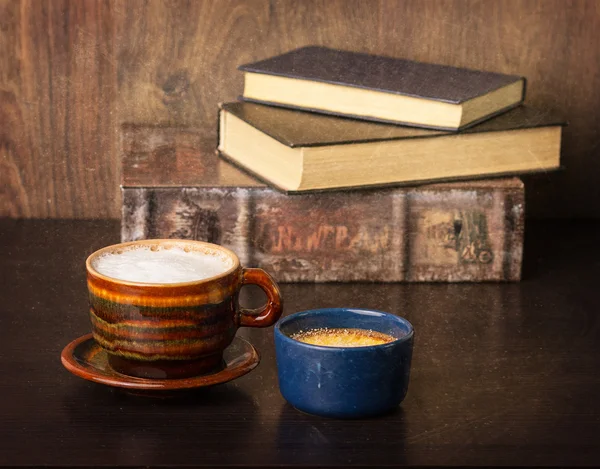 Káva a staré knihy — Stock fotografie