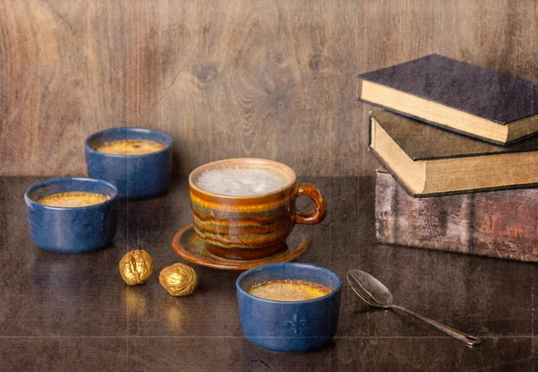 Koffie en oude boeken — Stockfoto