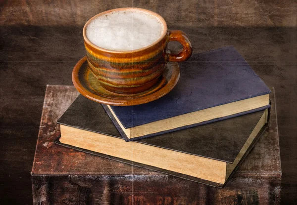 Koffie en oude boeken — Stockfoto