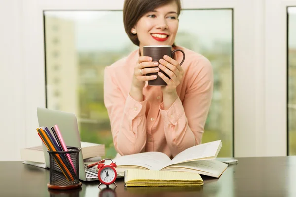 Werken bij de laptop — Stockfoto