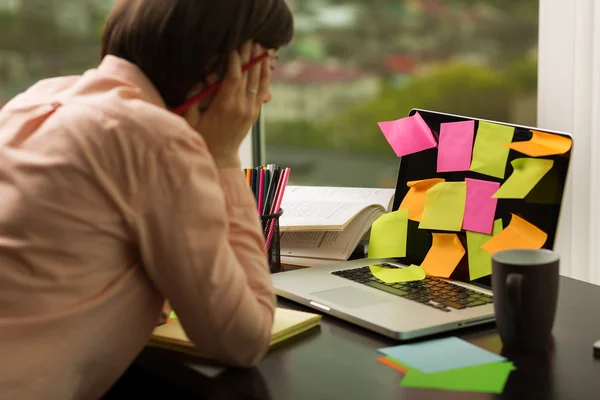 Memos on the laptop — Stock Photo, Image