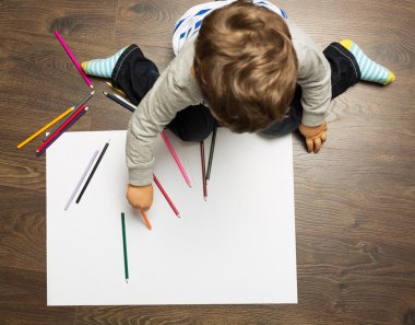 Yürümeye başlayan çocuk yere çizim