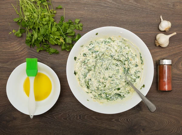 Cooking Greek spinach and feta pie — Stock Photo, Image