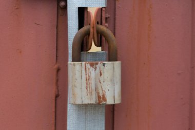 Demir kapıları üzerinde asılı eski asma kilit