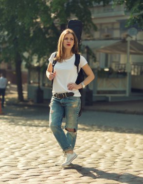 gitar ile güzel kız