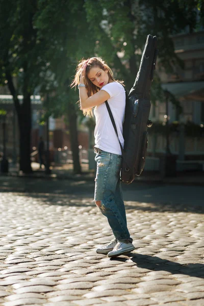 Beautiful girl with guitar — Stock Photo, Image