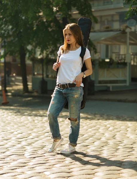 Menina bonita com guitarra — Fotografia de Stock