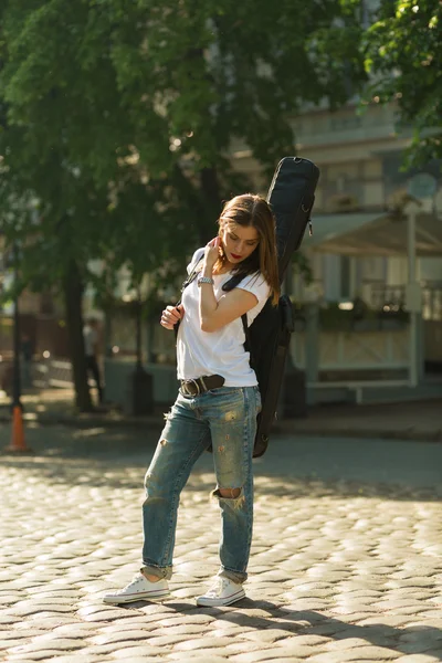 Schönes Mädchen mit Gitarre — Stockfoto