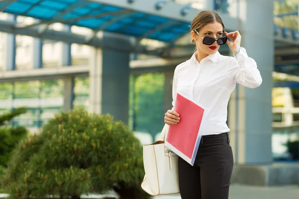 Business lady in the city — Stock Photo, Image