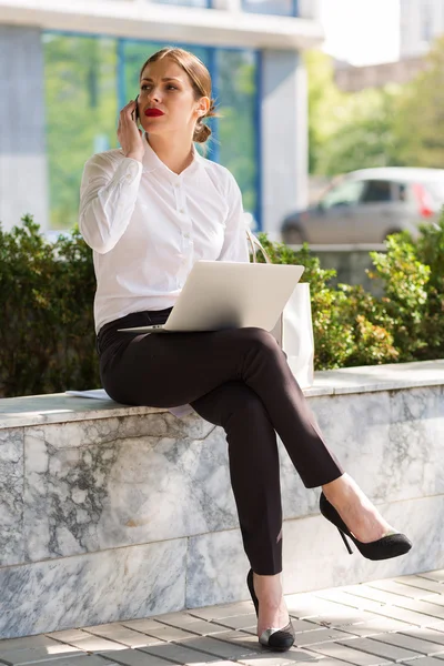 Business lady in the city — Stock Photo, Image