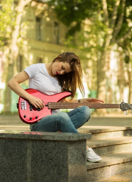 Menina bonita com guitarra — Fotografia de Stock