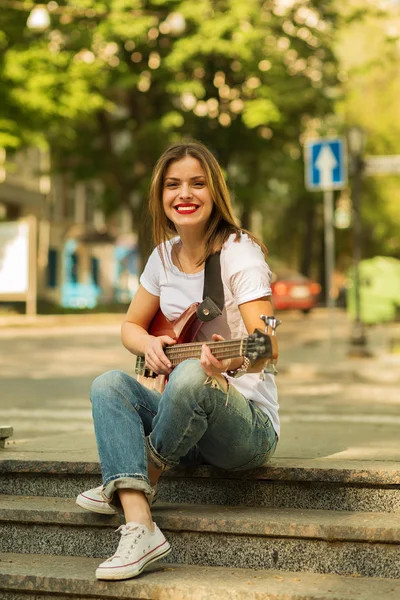 Beautiful girl with guitar — Stock Photo, Image