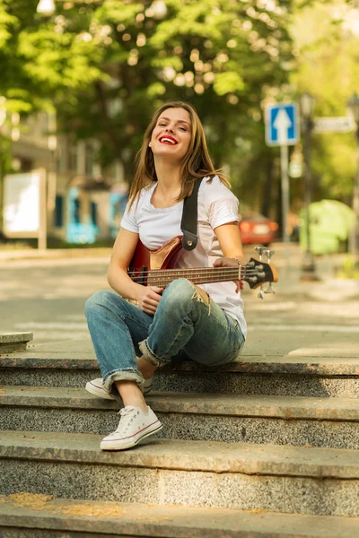 Menina bonita com guitarra — Fotografia de Stock