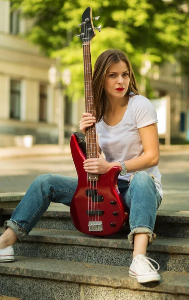 Hermosa chica con guitarra — Foto de Stock