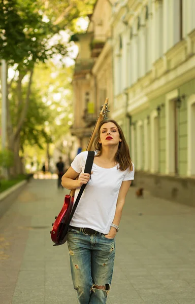 Beautiful girl with guitar — Stock Photo, Image