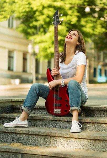 Schönes Mädchen mit Gitarre — Stockfoto