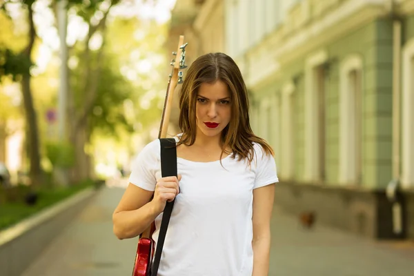 Mooi meisje met gitaar — Stockfoto