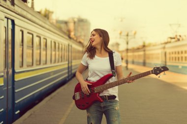 Gitarlı kız.