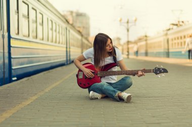 Gitarlı kız.
