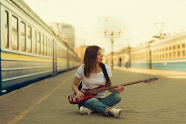 Gitarlı kız.