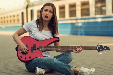 Gitarlı kız.