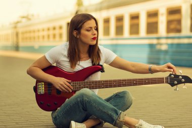 Gitarlı kız.