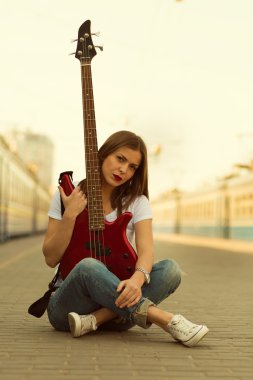 Gitarlı kız.