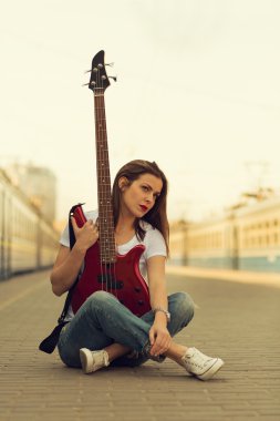 Gitarlı kız.