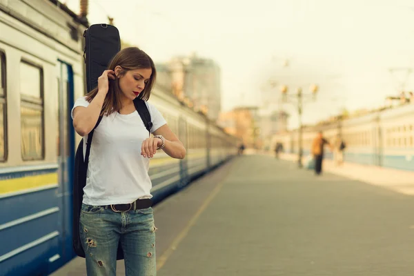 Menina com uma guitarra — Fotografia de Stock