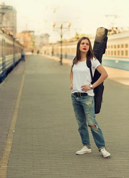 Menina com uma guitarra — Fotografia de Stock