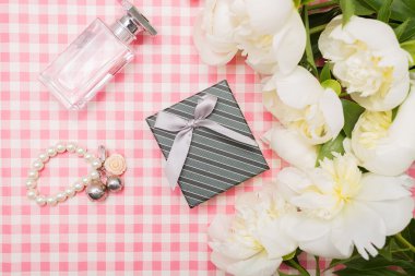 Peonies bir buket ile hediye kutusu