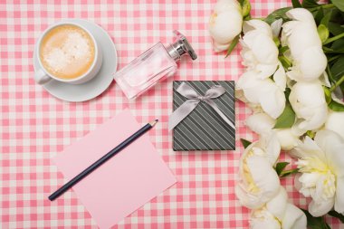 Hediye kutusu ve bir buket peonies
