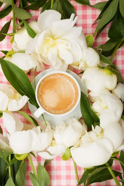 Confezione regalo e bouquet di peonie — Foto Stock