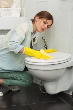 Güzel kız onun evi temizlemek