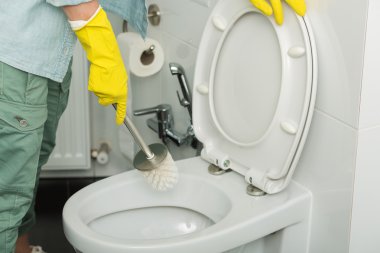 Güzel kız onun evi temizlemek