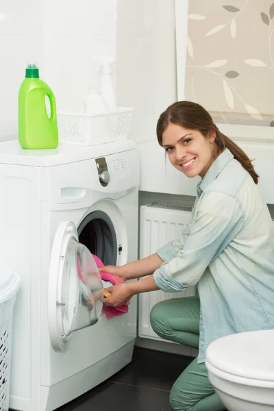 Hermosa chica lavando ropa — Foto de Stock