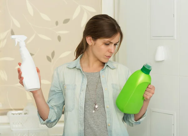 Beautiful girl cleaning up her house — Stock Photo, Image