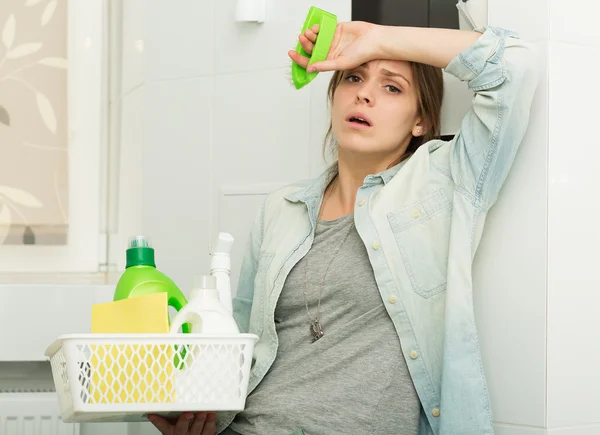 Beautiful girl cleaning up her house — Stock Photo, Image