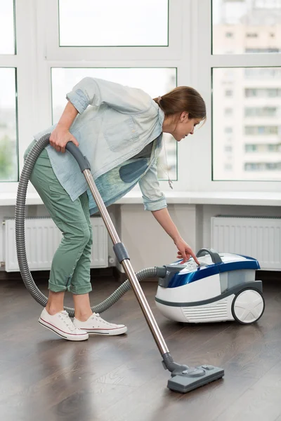 Beautiful girl cleaning up her house — Stock Photo, Image