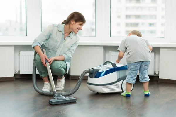 Beautiful girl cleaning up her house — Stock Photo, Image